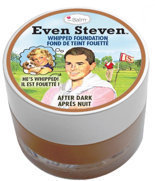 Een pot van The Bali's Even Steven opgeklopte foundation met een cartoon golfer en vrouw, volgspot, en golfbaan op de achtergrond.