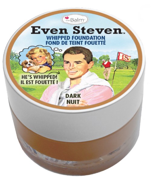 Een ronde verpakking foundation met cartoonfiguren en tekst, inclusief een golfer en een vrouw, en een golfbaan op de achtergrond.