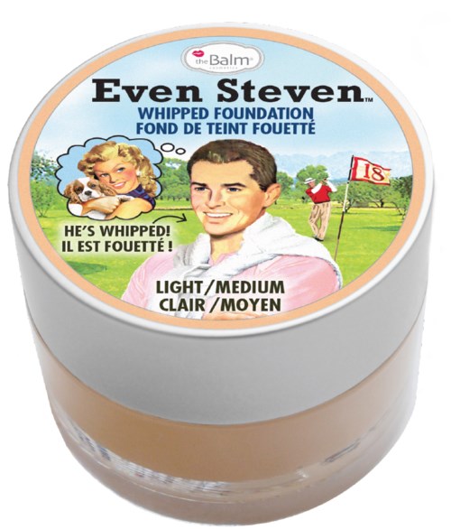 Een ronde pot foundation met een foto van een man, vrouw en golfscene, gemerkt als "Even Steven" en "Whipped Foundation."
