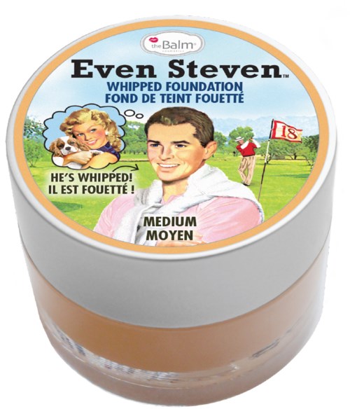 Etiket for et makeupprodukt kaldet 'Even Steven' af theBalm, med en mand, kvinde og golfscene, der siger "He’s whipped!".