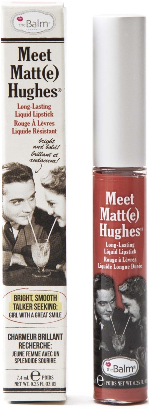 Lang holdbar læbestift i rød, med illustration af smilende kvinder på hvid og rød emballage.