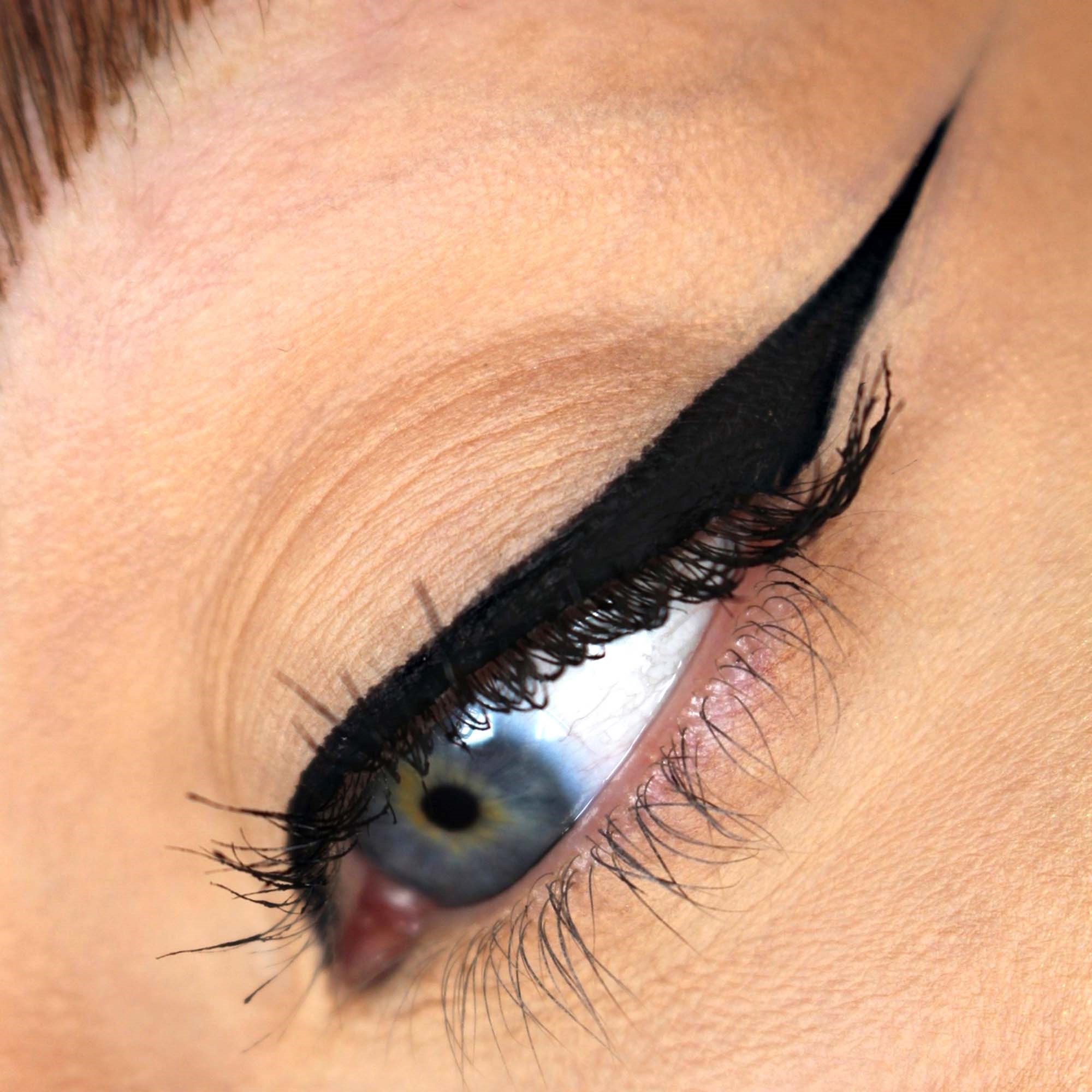 the Balm Schwing! Liquid Eyeliner Black (obrázok 3)