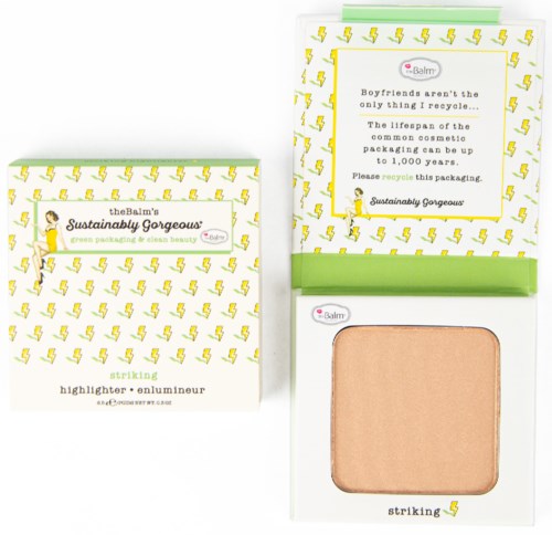 En sminke-highlighter med miljøvennlig emballasje med lekne gule lyn og en gratulasjonsmelding.