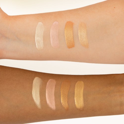 Två armar visar provrutor av olika makeup- eller highlighternyanser, från ljusa till mörkare toner.
