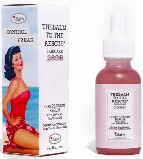 En hudplejeprodukt kaldet 'Complexion Serum' af TheBalm indeholder zink og niacinamid, med retrostil emballage og en kvinde i rød kjole.