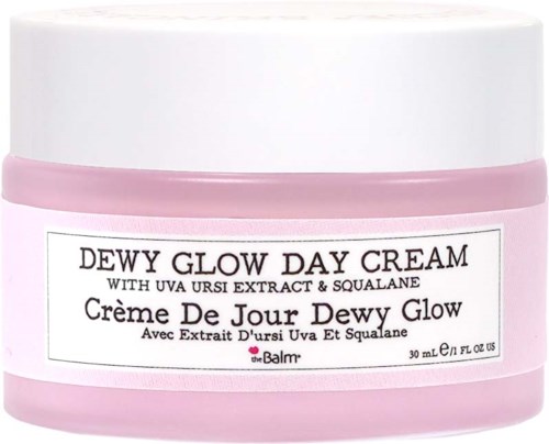 En lyserød krukke med Dewy Glow Day Cream med UV-ekstrakt og squalane. Labels har produktnavn på engelsk og fransk.