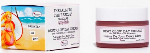 En hudplejekrukke og æske mærket 'Dewy Glow Day Cream' med lyserødt låg og hvid beholder.