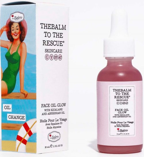Et hudpleieprodukt kalt 'TheBalm to the Rescue Face Oil Glow' med en kvinne i en grønn badedrakt på esken.
