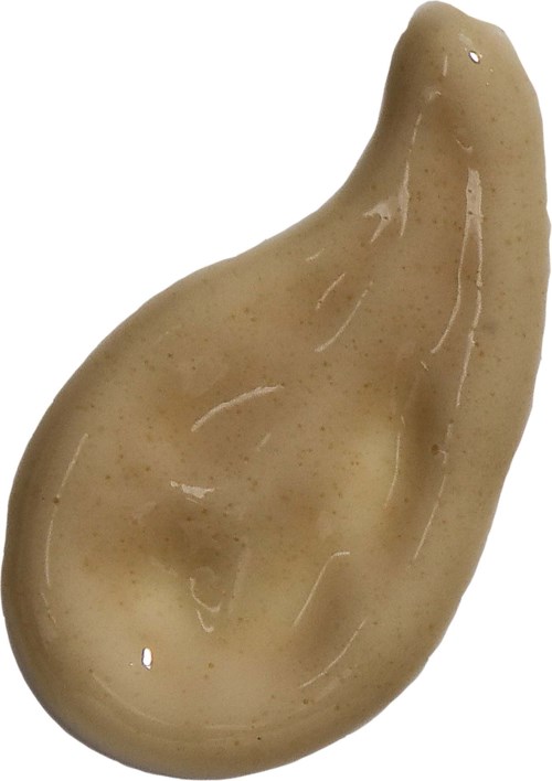 Et beige, bærlignende, glat objekt med blank overflade og små huller.