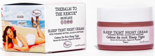 Et hudplejeprodukt kaldet "Sleep Tight Night Cream" i et lille glas, med en matchende æske der viser en afslappet kvinde.