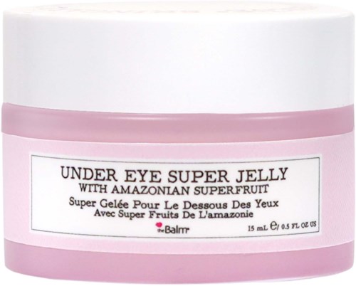 En lyserød krukke mærket 'Under Eye Super Jelly with Amazonian Superfruit' indeholder øjenplejecreme. Etiket er hvid med sort tekst.