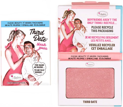 En blush-kompakt med pink emballage med en tegneseriepar og en opfordring til at genanvende emballagen.