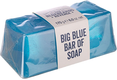 Suuri sininen saippuapala on kääritty läPin muoviin, ja etiketti lukee "BIG BLUE BAR OF SOAP."
