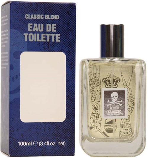 Butelka perfum z logo czaszki i niebieskie pudełko z napisem 'Eau de Toilette' i 'Classic Blend'.