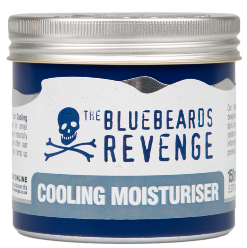 En blå burk märkt 'The Bluebeards Revenge Cooling Moisturiser' med en dödskalle och korsade ben logotyp.