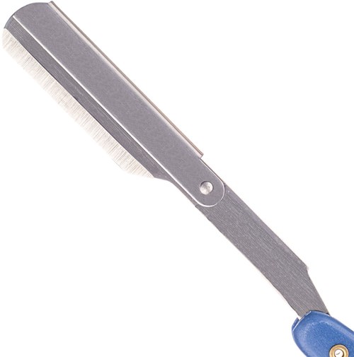 En metallfil med blå håndtak, brukt for å glatte ut eller forme materialer som tre eller metall.