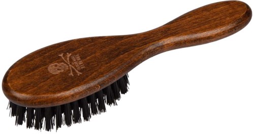 Ein Holzschuhbürste mit schwarzen Borsten und braunem Griff, mit Logo versehen. Einfaches und klassisches Design.