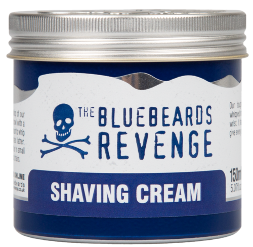 En blå och vit burk märkt "THE BLUEBEARDS REVENGE SHAVING CREAM" med en skalle och korsade ben-symbol.