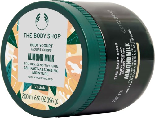 Ein Glas Mandelmilch-Körperjoghurt von The Body Shop, geeignet für empfindliche Haut, vegan, große Größe, mit natürlichen Inhaltsstoffen.