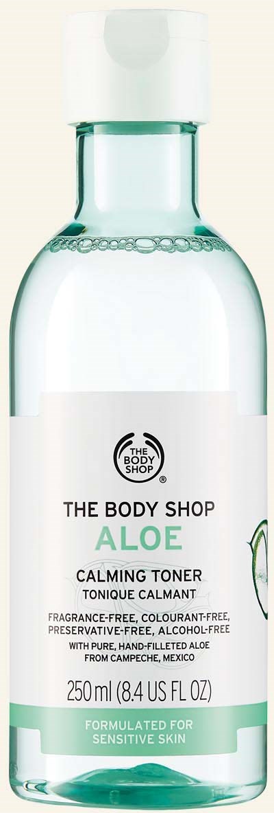 En liten klar flaska med vit kork, märkt 'The Body Shop Aloe Calming Toner' för känslig hud.