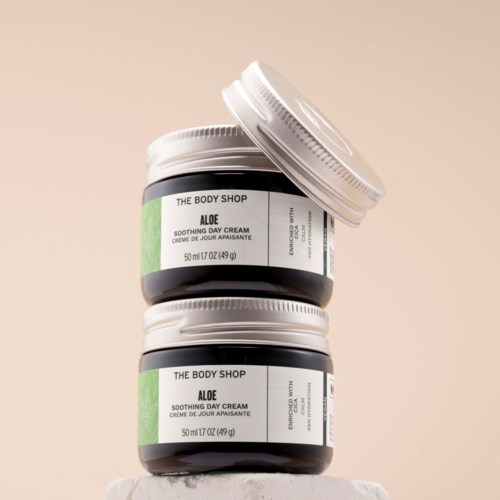 To stabler af aloe beroligende dagcreme fra The Body Shop med hvide låg og grønne etiketter.