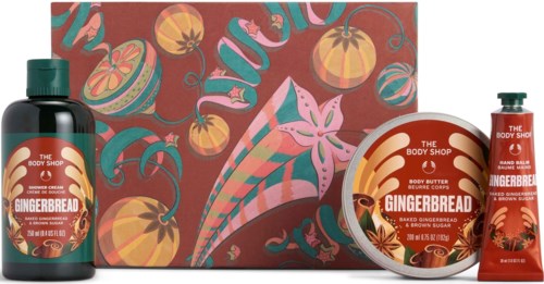 Gingerbread doftande kroppsvårdsset med lotion, kroppssmörj, och handskrubb, i festlig förpackning med pepparkaksmotiv och vintertema.