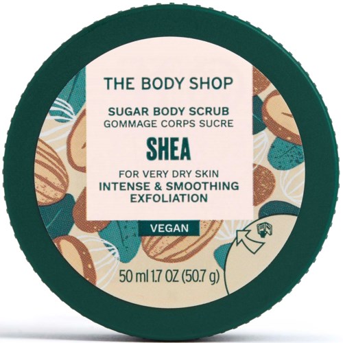 En rund behållare med etikett för Shea socker-scrub för torr hud, vegansk, från The Body Shop, 50 ml.