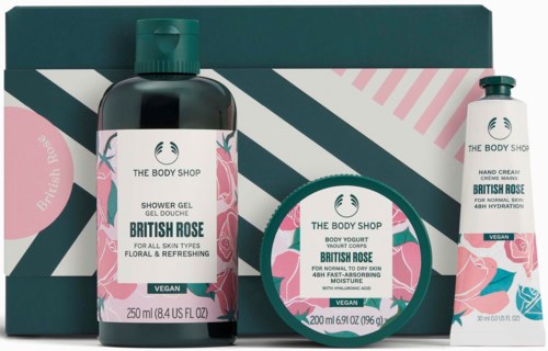 Zestaw produktów do pielęgnacji ciała i skóry o zapachu British Rose, w tym żel pod prysznic, jogurt do ciała i krem do rąk.