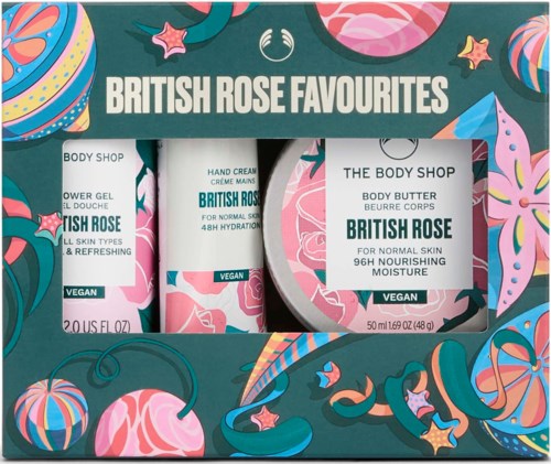 Box med handkräm, body lotion och body butter med doft av brittisk ros, i förpackning med rosa rosbilder och blommor.