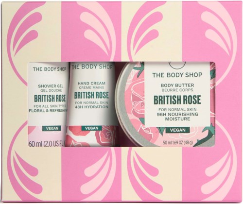 Gavesett med rosa emballasje som inneholder dusjsåpe, håndkrem og kroppssmør med britisk rose duft.