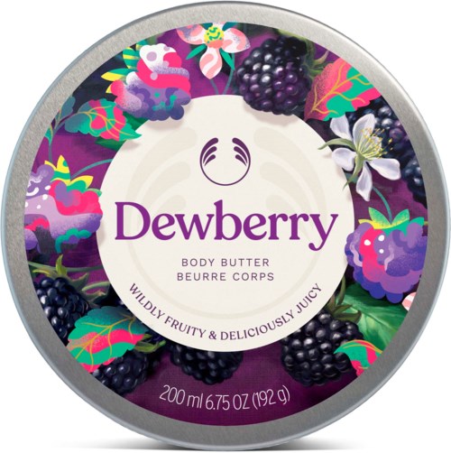 En rund behållare med Dewberry kroppslotion omgiven av björnbär och färgglada blad, med lila och vita blomsterdetaljer.