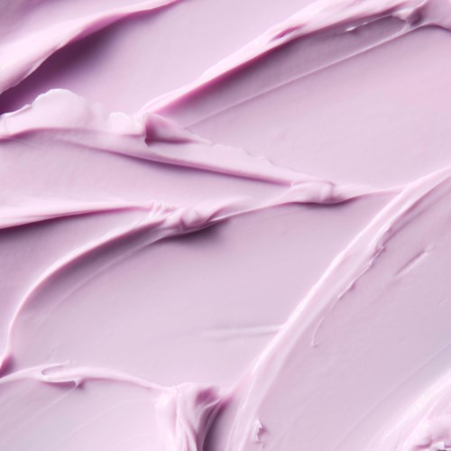 Ljus rosa kräm smetat ut jämnt med synliga penseldrag och textur.