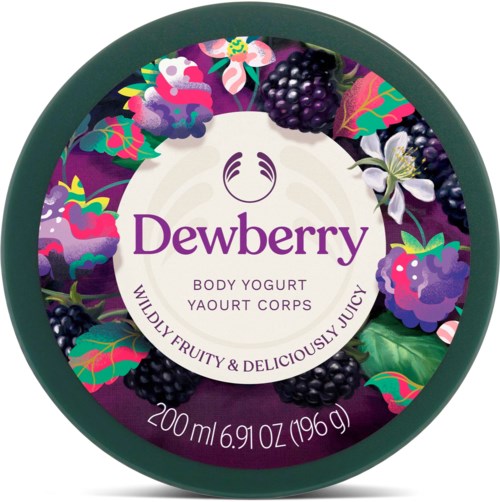 En rund behållare med en lila och grön etikett som visar björnbär, bär och blad. Det är Dewberry kroppsjogurt.