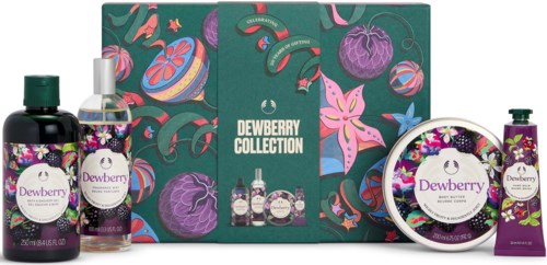 Samling av Dewberry hudvårdsprodukter, inklusive flaskor och burkar med lila- och bärinspirerade etiketter, i en färgglad box.
