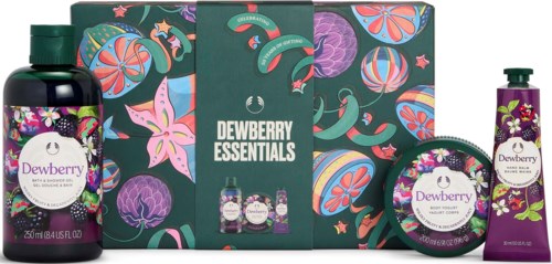 Dewberry Essentials produktset med blommig förpackning och lila flaskor och burkar.