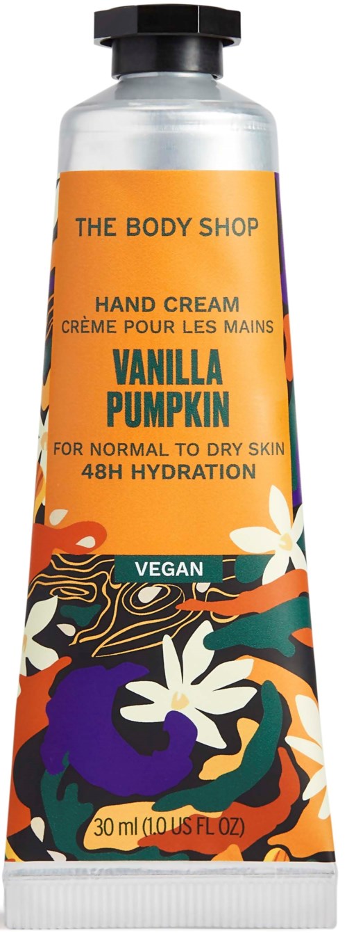 En färgglad tub med handkräm märkt 'Vanilla Pumpkin' från The Body Shop, passar för torr hud, vegansk vänlig, 30 ml.
