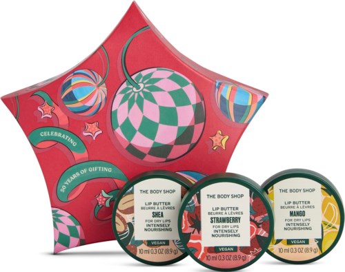 Set mit drei kleinen Behältern Lippenbalsam in Erdbeer-, Mango- und Sheabutter-Geschmacksrichtungen, mit festlicher Verpackung mit bunten Kugeln und Sternen.