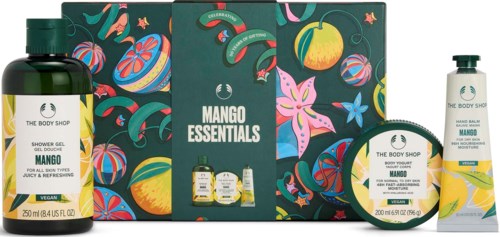 En duschgel, kroppsskrubb och små burkar med kroppssmörjning i mango doft på färgglad bakgrund med tropiska mönster.