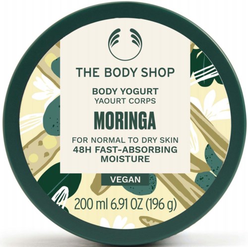 En rund beholder med body yoghurt med tropiske planteillustrationer, der fremhæver vegansk, fugtgivende og hurtigoptagende egenskaber.
