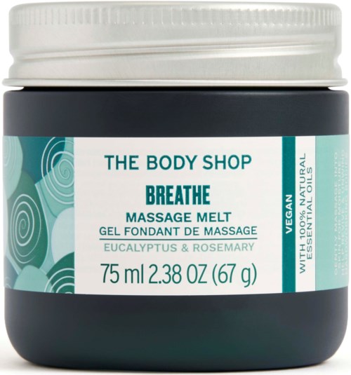 Tumma astia, jossa sininen etiketti, lukee 'BREATHE MASSAGE MELT' eukalyptus- ja rosmariiniaromilla, The Body Shop.