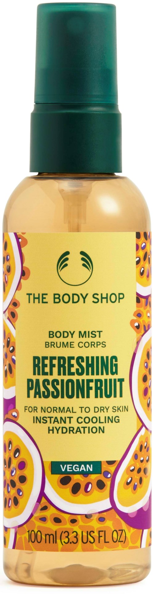 En liten flaske med kroppsspray merket Refreshing Passionfruit med grønn hette og gul- og lilla design.
