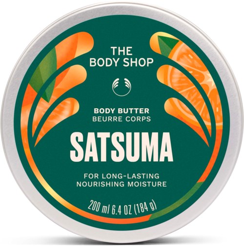 Rund etikett med orange gulrøtter og grønne blader, tekst om Satsuma kroppssmør for nærende hud, 200 ml.