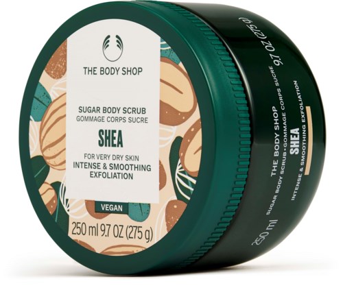 En grön förpackning från The Body Shop med Shea Sugar Body Scrub för mycket torr hud, vegansk, 250 ml.