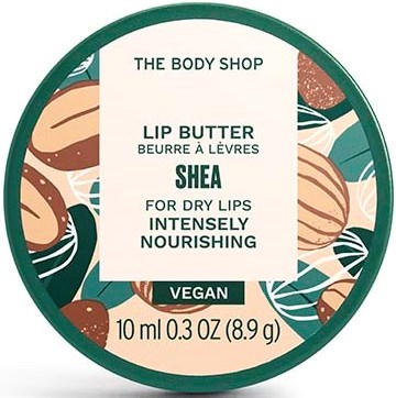 En sirkulær etikett for Shea leppebalsam fra The Body Shop, som viser at den er vegansk og god for tørre lepper.