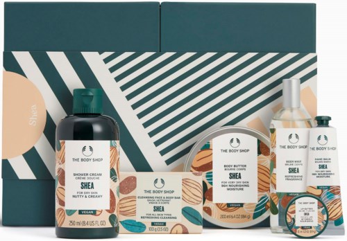 En hudpleiegavesett med kremer, såpe og lotioner fra The Body Shop, med design i blågrønn og beige.