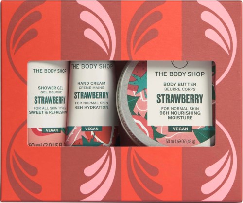 Gavesett med jordbærscent kroppsvareprodukter fra The Body Shop, inkludert dusjgel, håndkrem og kroppssmør.