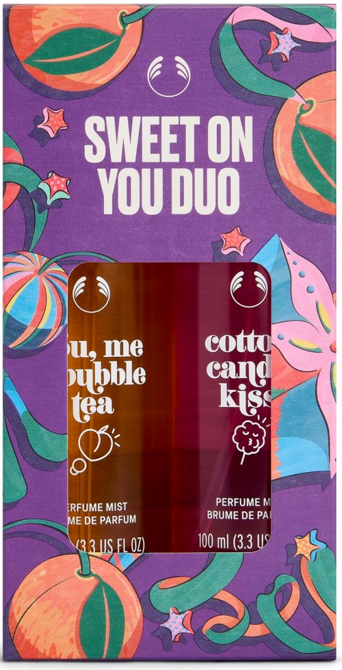 Ein buntes Paket mit Worten Sweet on You Duo und einem roten Duftspray darin, verziert mit Sternen, Blättern und abstrakten Formen.