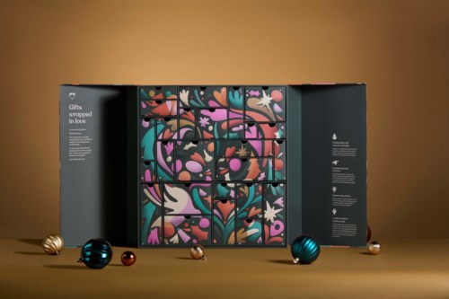 En festlig adventskalender med farverigt, abstrakt vinternettema og glitrende ornamenter rundt den.