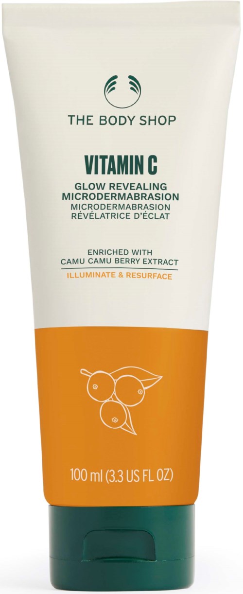 En tube fra The Body Shop Vitamin C hudpleie med oransje og grønn design, nevner hudglans og mikrodermabrasjon.