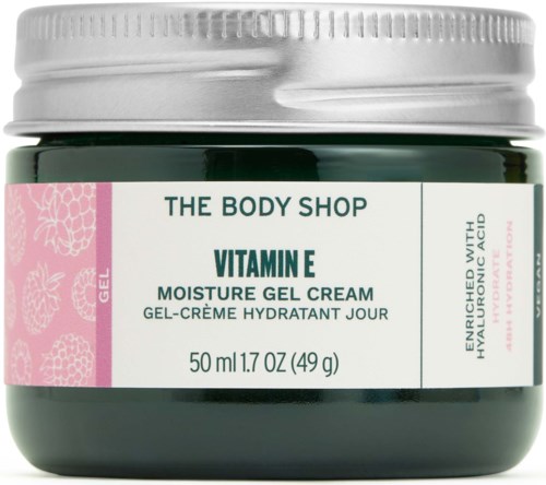En beholder av The Body Shop Vitamin E Moisture Gel Cream med rosa og hvit etikett.